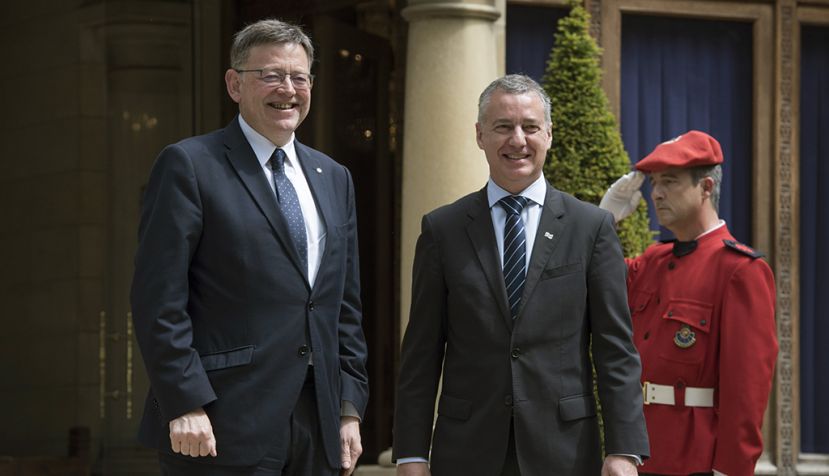 VITORIA, 16/05/2017.- El lehendakari Iñigo Urkullu (c) y el presidente de la Generalitat Valenciana, Ximo Puig (i), posan momentos antes de la reunión que han celebrado hoy en Vitoria. EFE/Adrián Ruiz de Hierro