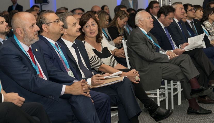 CALVIÁ (MALLORCA), 20/04/2017.- La presidenta del Gobierno balear, Francina Armengol (4i), el expresidente del Gobierno José Luis Rodríguez Zapatero (3i), el alcalde de Calviá, Alfonso Rodríguez (2i), y el presidente del Consell Insular, Miquel Enenyat (i), durante la inauguración del Smart Island Congress, evento en el que se abordan el desarrollo económico y social, la eficiencia y la planificación urbanística, hoy en Calviá (Mallorca). EFE/Cati Cladera