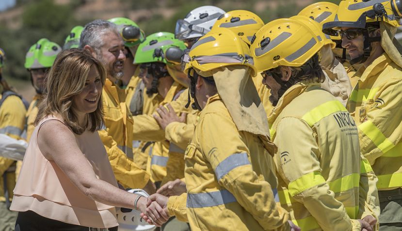 AZNALCÓLLAR (SEVILLA), 06/06/2017.- La presidenta de la Junta, Susana Díaz, saluda a los brigadistas durante su visita hoy al Centro de Defensa Forestal de Madroñalejo en Aznalcóllar (Sevilla), donde presentó el dispositivo para la prevención y extinción de incendios forestales, Plan Infoca 2017. EFE/Julio Muñoz