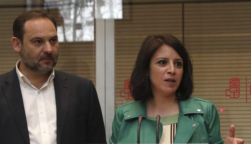 José Luis Ábalos y la diputada del PSOE por Asturias Adriana Lastra, en una imagen de archivo / EFE