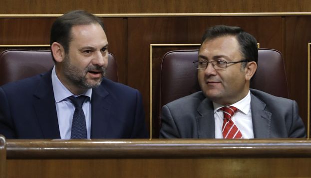 El portavoz parlamentario del PSOE, José Luis Ábalos (i), y el diputado Miguel Ángel Heredia / EFE