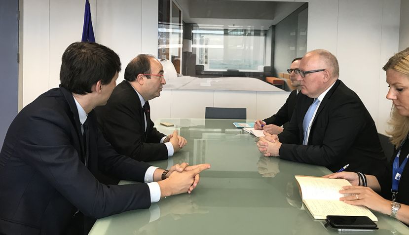 El primer secretari del PSC i president del grup parlamentari socialista, Miquel Iceta, amb el vicepresident primer de la Comissió Europea i comissari europeu de la Millora de la Legislació, Relacions Interinstitucionals, Estat de Dret i Carta dels Drets Fonamentals, Frans Timmermans / PSC