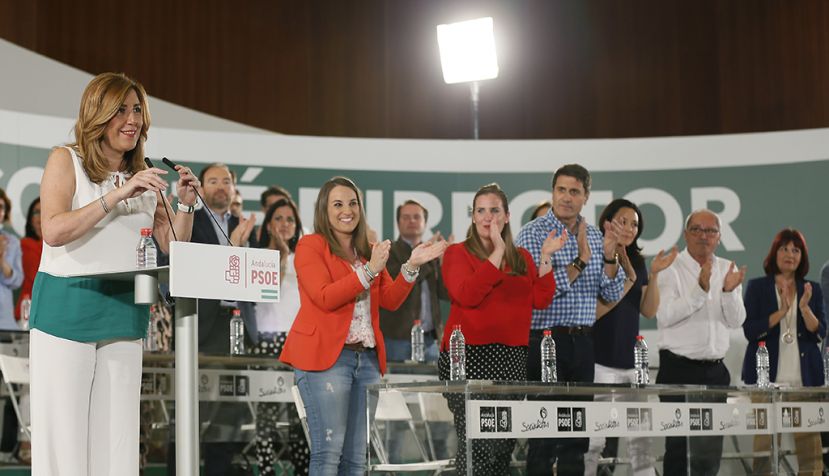 SEVILLA, 29/05/2017.- La secretaria general del PSOE andaluz, Susana Díaz (i), durante su intervención ante el Comité Director del PSOE-A, máximo órgano entre congresos que se pronunciará sobre la propuesta de convocatoria de elecciones primarias a la Secretaría General a partir del 19 de junio, y del cónclave regional el último fin de semana de julio. EFE/Jose Manuel Vidal