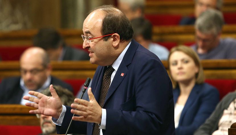 BARCELONA, 31/05/2017.- El presidente del grupo parlamentario del PSC, Miquel Iceta, hace una pregunta al presidente de la Generalitat, Carles Puigdemont, durante la sesión de control parlamentario que se ha celebrado hoy. EFE/Toni Albir