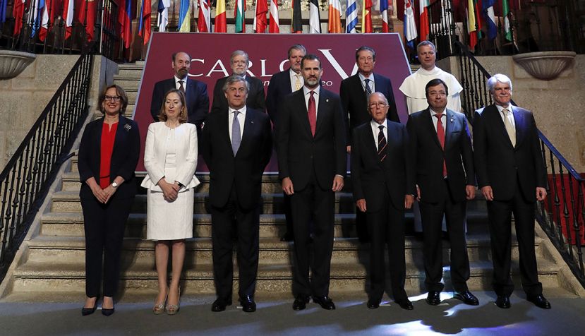 CUACOS DE YUSTE (CÁCERES), 09/05/2017.- El exministro Marcelino Oreja (3d), acompañado por (de izda. a dcha.) la secretaria general Iberoamericana, Rebeca Grynspan; la presidenta del Congreso de los Diputados, Ana Pastor; el presidente del Parlamento Europea, Antonio Tajani; el rey Felipe VI; el presidente de Extremadura, Guillermo Fernández Vara; y el ministro de Asuntos Exteriores, Alfnoso Dastis, entre otras autoridades, tras recibir el XI Premio Europeo Carlos V, que le ha sido otorgado en reconocimiento a su contribución al proceso de construcción europea, en un solemne acto que ha tenido lugar hoy en el Monasterio de Yuste (Cáceres). EFE/Chema Moya