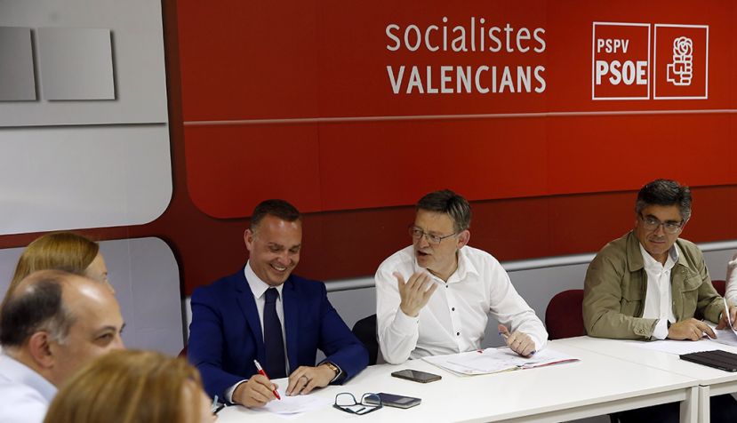 VALENCIA, 31/05/2017.- El secreatrio general del PSPV y president de la Generalitat, Ximo Puig (c) en la sede del partido donde preside la ejecutiva nacional del PSPV-PSOE. EFE/Kai Forsterling