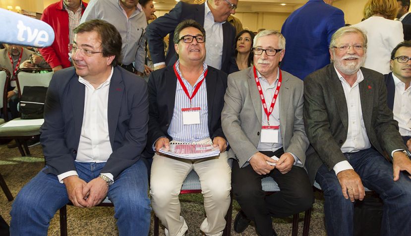 MÉRIDA, 18/05/2017.- (De izda. a dcha.) El presidente de Extremadura, Guillermo Fernández Vara; el secretario general de CCOO en Extremadura, Julián Carretero; el secretario general de CCOO, Ignacio Fernández Toxo, y el expresidente de Extremadura, Juan Carlos Rodríguez Ibarra, al inicio del X Congreso regional de CCOO, celebrado hoy en Mérida, donde se han reunido 120 delegados. EFE/Jero Morales