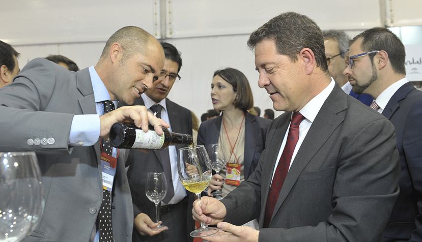 CIUDAD REAL, 09/05/2017.- El presidente de Castilla-La Mancha, Emiliano García-Page, durante la novena edición de la Feria Nacional del Vino (Fenavin 2017) ha abierto hoy sus puertas en Ciudad Real con la intención de aglutinar el negocio del vino español en el mundo y seguir afianzando su posición a nivel internacional, todo ello mediante una intensa actividad comercializadora. EFE/Mariano Cieza Moreno
