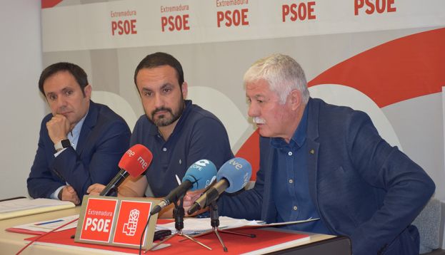 El Diputado Socialista César Ramos, el Senador Juan Andrés Tovar y el secretario provincial de Organización, Eduardo Béjar / PSOE